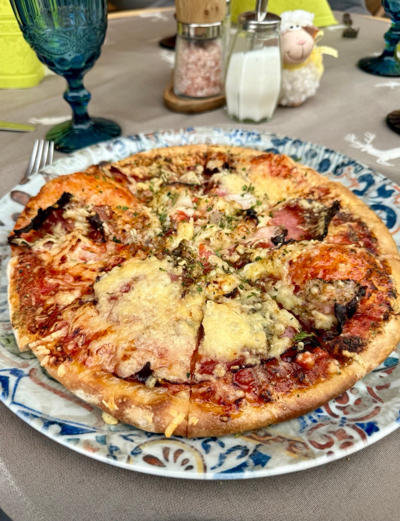 Bauern Pizza with tomato sauce, mozzarella and basil at Zentrum Café Restaurant